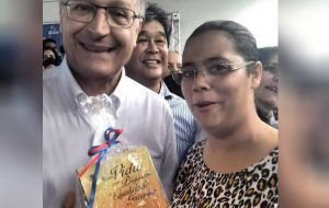 Governador Alckmin recebe livro de Colportora